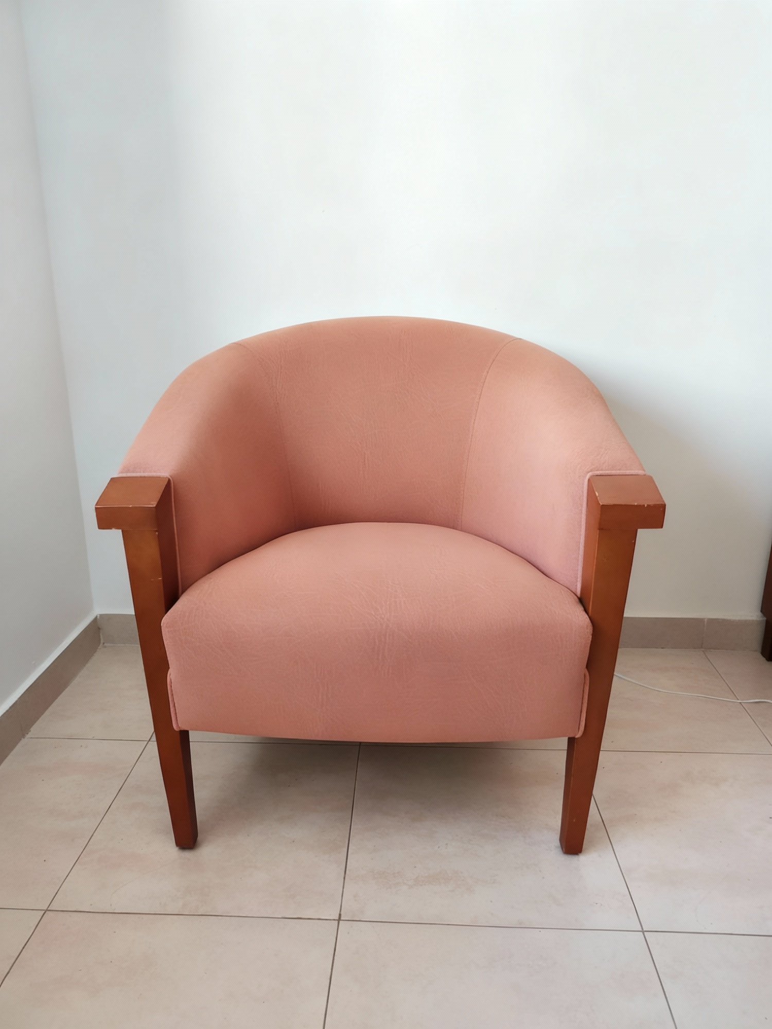 Poltrona salmão limpa, sem manchas e com tecido renovado após higienização no Algarve. limpeza de poltronas no Algarve