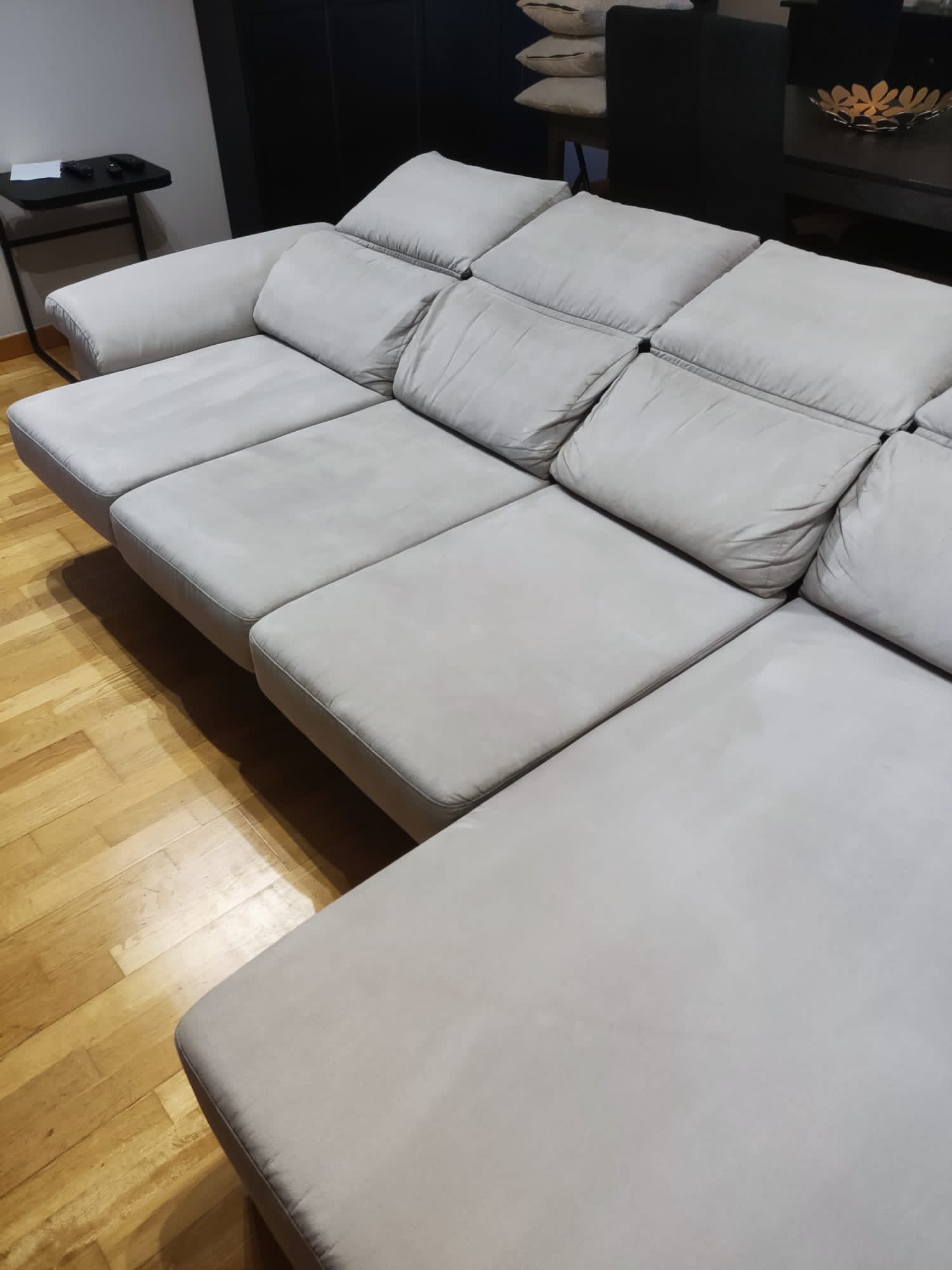 Sofa 4L depois Sofá limpo e higienizado, livre de manchas e odores, após serviço profissional no Algarve