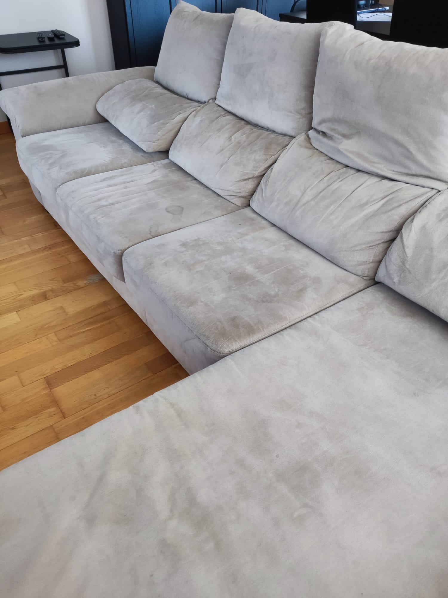 Sofa 4l Antes Limpeza profunda de sofá de canto realizada pela Stellina Clean em residência no Algarve